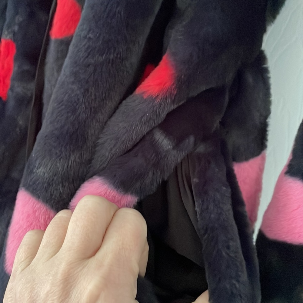 Kate Spade Medium plush robe black with red & pink hearts & pockets! Valentine’s - Picture 3 of 17